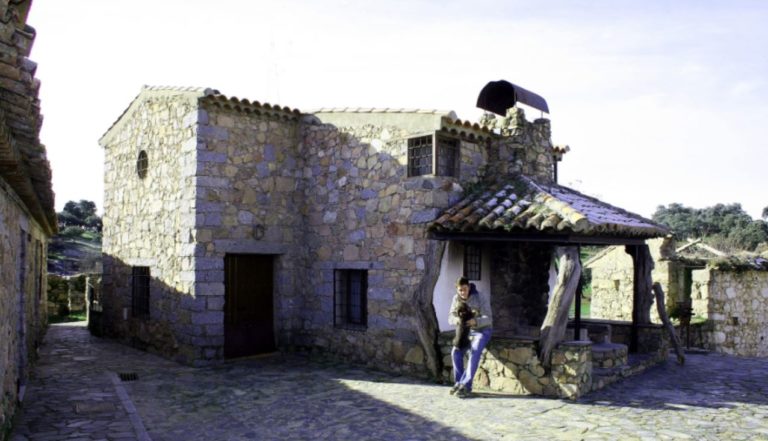 Diferencias en la ordenación turística y el tratamiento fiscal de las casas rurales (CR), las viviendas turísticas de alojamiento rural (VTAR) y las viviendas con fines turísticos (VFT) en Andalucía.